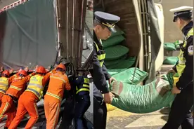 货车隧道侧翻货物散落一地，高速工作人员6小时紧急救援视频封面