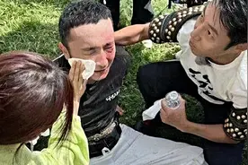 央视主持人尼格买提录节目时突发意外！撒贝宁在旁协助处理伤口视频封面