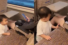 男宝乘高铁被漂亮姐姐摸脸，之后一动作妈妈直呼大胆：真下手？视频封面
