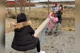今天终于带姥娘和孩子们去挪威的海边玩了，捡到了贝壳和海带视频封面
