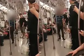 女子穿短裙说大爷看她的腿，大爷感无端被指责发飙：我碰你腿了吗视频封面