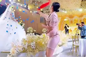 一位年轻女子在婚礼现场，给新人撒花走红网络#婚礼现场#