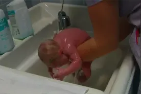 新生儿一体式包被，包裹更便捷，睡觉时还能换尿包，既保温又透气