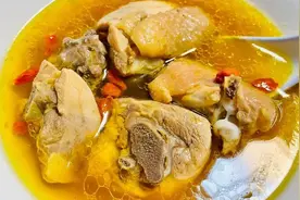 炖鸡汤时，先焯水还是直接炖？教你正确做法，鸡汤鲜美鸡汤没腥味视频封面