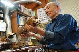 日本模型火车制作过程，花甲老人手工精制，完美复刻细节太惊艳视频封面