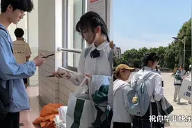 高考后男生表白暗恋女孩，送花搭讪拍照全同意，女孩妈妈表情有戏