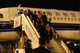 2255名缅甸妙瓦底地区的中国籍涉诈犯罪嫌疑人被押解回国视频封面