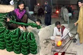 印度仿真翡翠手镯量产过程，祖传工艺手工打造，物美价廉只论斤卖视频封面