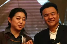 岁倪萍三婚老公首亮相，长相帅气身份不一般！难怪连董卿都羡慕视频封面