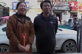 刘震云回河南老家和乡亲们热情聊天，一口纯正的河南话很亲切视频封面