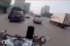 摩托车骑士质问公安司机违规，要不要给自己开单子？