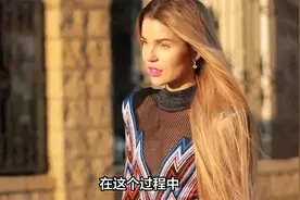 女模特T台走秀中途，裙子意外“滑落”该咋办？视频封面