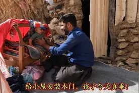 单亲爸爸带娃日常，给游牧小屋做门，孩子已经适应没有妈妈的日子视频封面