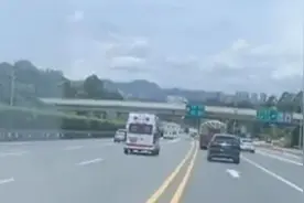 深圳一救护车司机直播飙车，警方：行拘视频封面