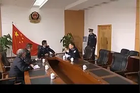 小警察怒骂领导，当场脱掉警服辞职，太有脾气了！视频封面