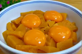 南瓜里打4个鸡蛋，这种做法很少见，学会了，孩子天天点名吃，香