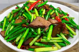 蒜台炒牛肉的家常做法，香辣入味又下饭，做法简单一学就会