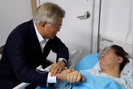 韩国前总统文在寅医院探望李在明：握手抚发安慰，劝说停止绝食视频封面