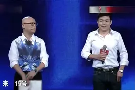 男生问女生：要爆灯吗？结果女生啪一下把灯爆了，众人欢呼