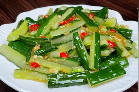 黄瓜不要总是凉拌了，教你一个新做法，出锅清脆鲜香，太下饭了