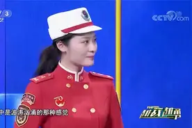 女选手是民兵方队的领队，现场回看阅兵视频，让人内心激动无比