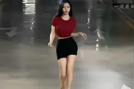 她被誉为全网身材最好的街拍女神，凭借街拍走路摆拍视频#美女视频封面