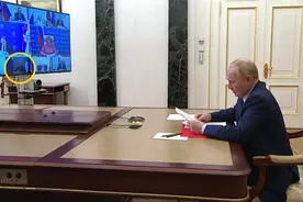 俄罗斯新任防长首穿军装参会，与普京视频连线