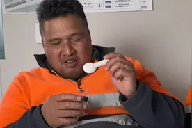 澳洲夏季的水果无人吃，妹子做成什锦果冻，老外吃完赞不绝口！视频封面