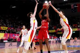 决赛击败日本队！中国女篮时隔12年再夺亚洲杯冠军视频封面