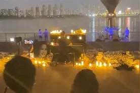 武汉近百名歌迷齐聚江边合唱送别李玟：想顺着长江水让她听到思念视频封面