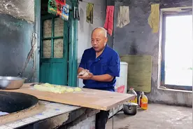 住在石头房里的60岁大叔，不买菜，不买肉，看看今天吃的啥？视频封面