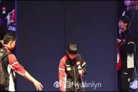 国乒大合照，莎莎是等待拍照的乖宝宝，王皓合不拢嘴😁