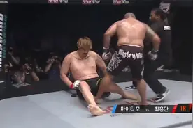 韩国巨人崔洪万悲惨一战！被对手重拳KO，瘫坐在地根本起不来视频封面