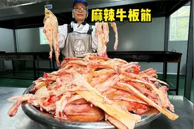 云南姐妹花卖小黄牛板筋，15斤辣椒拌30斤牛板筋，豪言这是微微辣视频封面