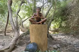 可怜的孩子又饿了几天了，今天还没找到东西吃，怎么办？视频封面