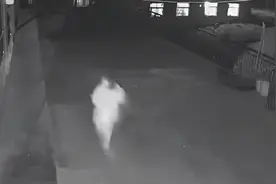 陕西13岁女孩帮同学取快递后十余天下落不明，警方：仍在搜寻视频封面