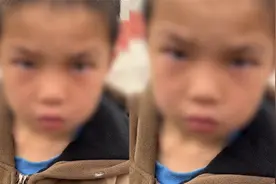 小男孩抓蛇放口袋当宠物，老师得知处理全程惊讶，被教育后要碎了视频封面