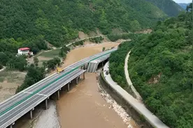 丹宁高速水阳段桥梁垮塌灾害调查评估报告公布，43人被问责视频封面