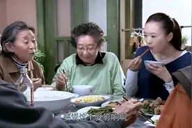儿媳怀孕，婆婆从儿子碗里夹鸡腿放儿媳碗里，儿子反应贼逗视频封面