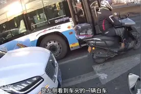 突发直行右转车道上嫌弃摩托车阻碍，疯狂鸣笛催促破口大骂惹争议视频封面