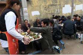 每桌6个人12个菜，烟酒各两份，山东农村丧事酒席怎么样？视频封面