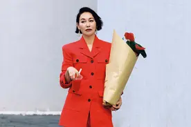 京东真找了惠英红，宣传标语用“红的会赢”，正式加入谐音梗大战