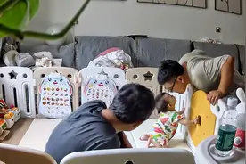 宝宝第一次响亮地叫“爸爸”，隔着屏幕都能感受到一家人的喜悦视频封面