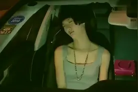 恋恋：美女喝醉酒，竟然直接开车门，男人吓坏了