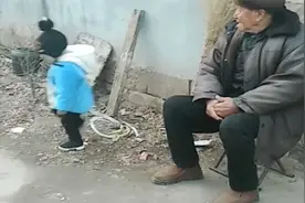 三岁重孙子模仿102岁老爷爷走路，逗得老爷爷哈哈大笑！视频封面