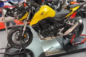 全新本田CB750大黄蜂最新超裸色外观，韧性非凡视频封面