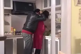 小伙把丈母娘错认成老婆，翻过身来吓一跳，魂都差点吓没视频封面