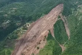 航拍贵州大方山体滑坡救援现场：无人机运送生命探测仪视频封面