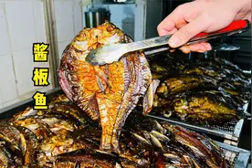 湖南小伙做鱼有一套，鱼不洗直接腌，毛孔张开撒腌料，日产3万条