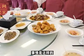 女子在外被四个男人灌醉，丈夫发现后当街气急败坏视频封面